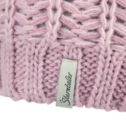 Strickmütze mit Bommel