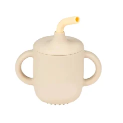 Trinkbecher mit Strohhalm